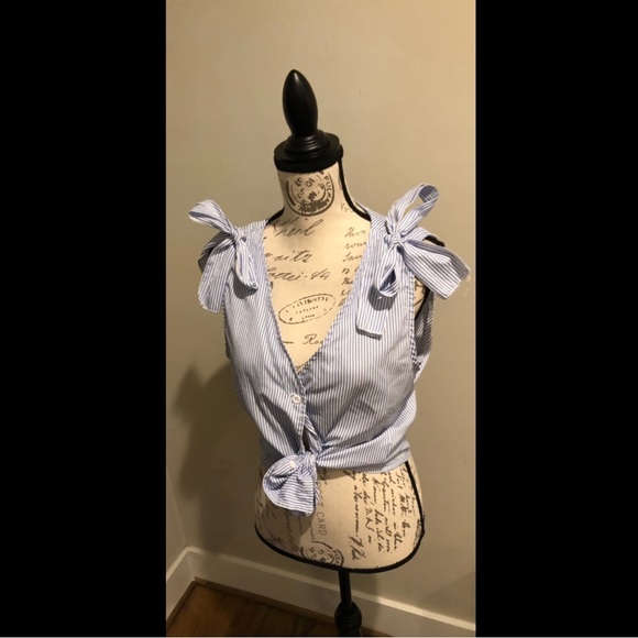 CBR women’s blue & white stripe bow sleeveless button up top. - Picture 2 of 8